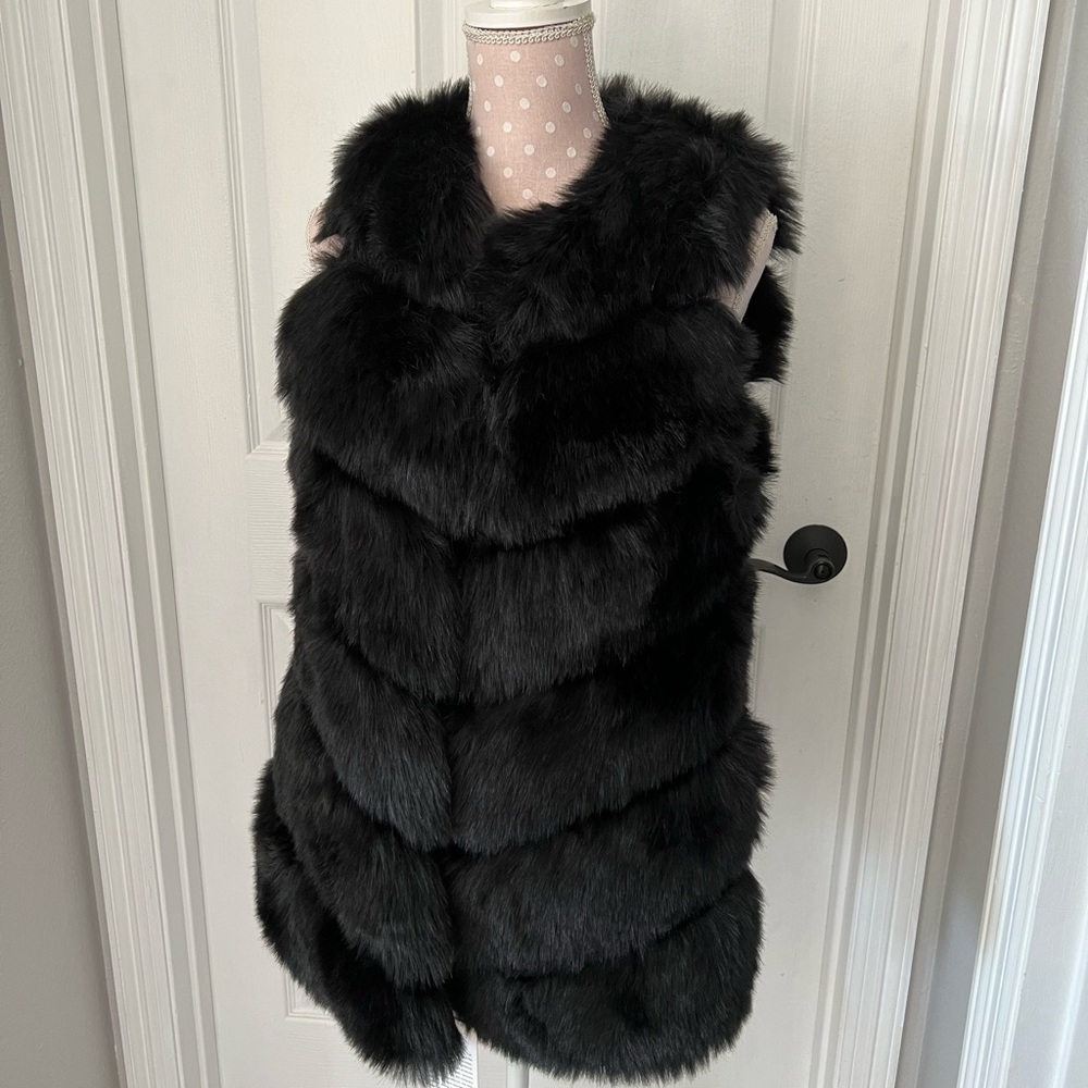 Black faux fur vest size Large brand new size small